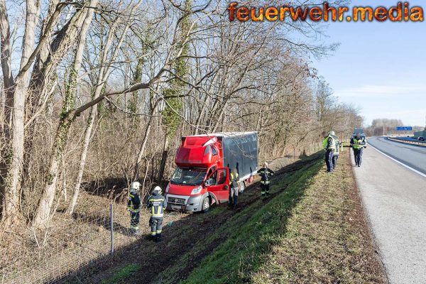 Klein-Lkw stürzt auf der B37a bei Hollenburg über die Böschung