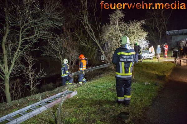 Feuerwehr und Rotes Kreuz retten eine Person aus unwegsamen Gelände