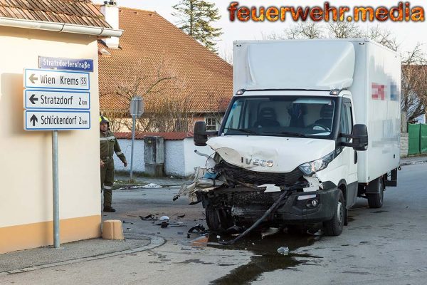 Zusammenstoß zwischen Pkw und Kleintransporter in Theiss