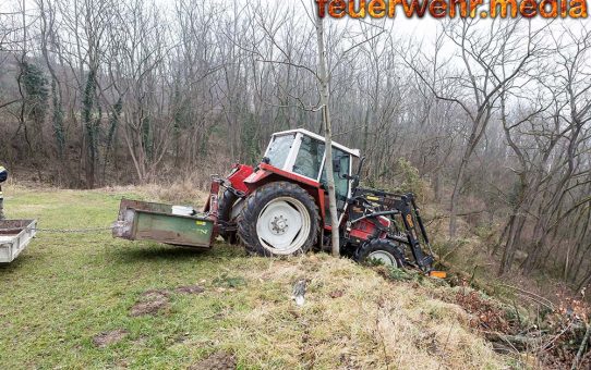 Traktor droht über eine Geländekante zu stürzen