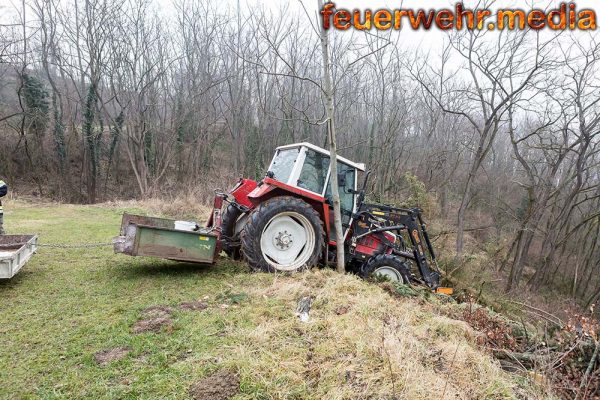 Traktor droht über eine Geländekante zu stürzen