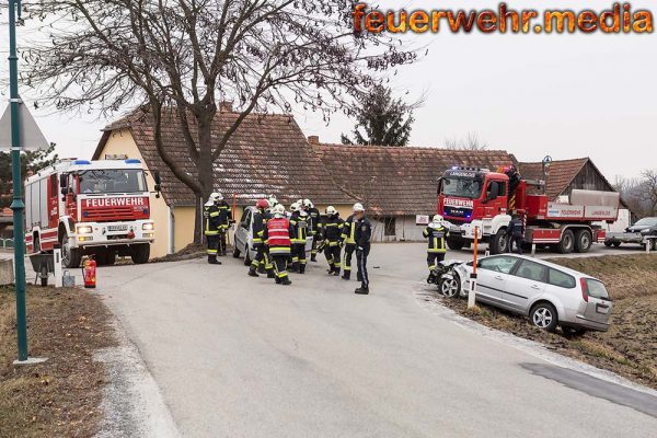 Zweifache Pkw-Bergung in der Ortsdurchfahrt Zeiselberg