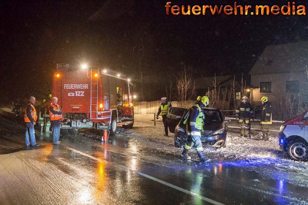 Crashrettung bei Verkehrsunfall bei tiefwinterlichen Bedingungen auf der B32