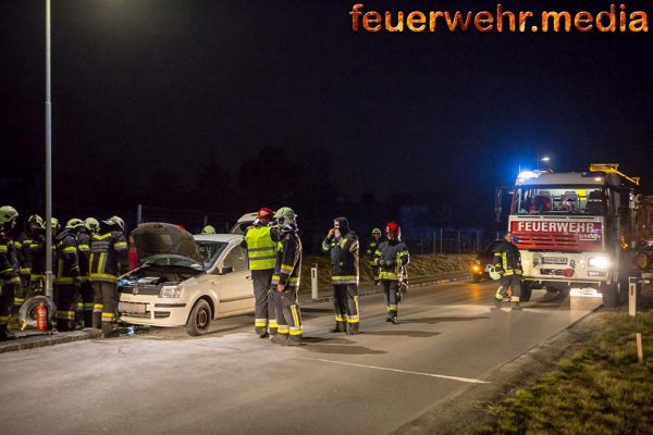 Ersthelfer löscht Fahrzeugbrand vor Eintreffen der Feuerwehr