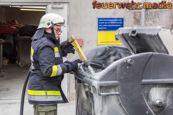 Zwei couragierte Frauen löschen eine brennende Großraummülltonne