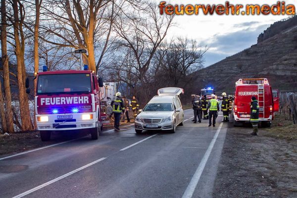 Fahrzeugbrand nach Unfall auf der B3 – Pkw-Lenker verstorben