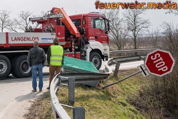 Bergung eines Pkw-Anhängers auf der B218