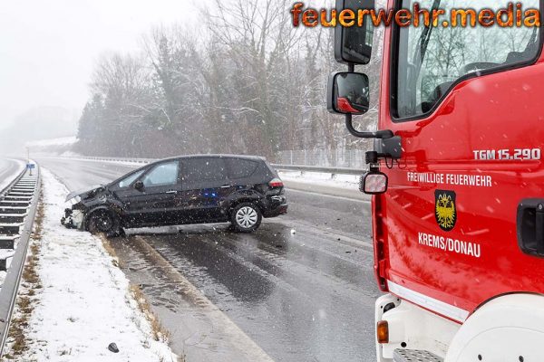 Schneeregen sorgt für Bergungseinsatz auf der B37a