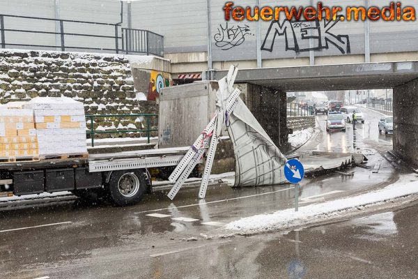 Lkw fährt durch die ÖBB-Unterführung Austraße und verliert dabei seinen Aufbau