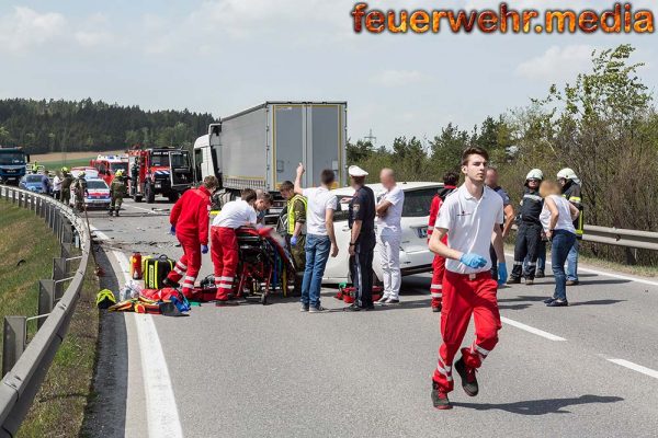 Sperre der B37 nach einem Unfall zwischen einem Pkw und Lkw