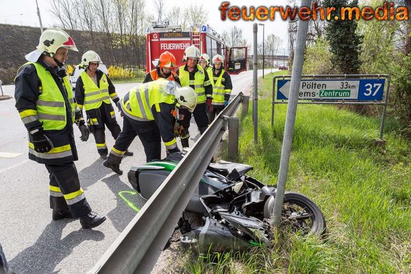 Motorrad nach Unfall unter einer Leitschiene verkeilt