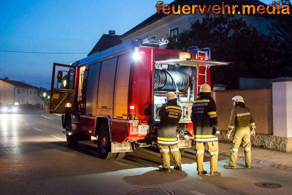 Holzabfälle und Gerümpel in einem Garten in Brand geraten