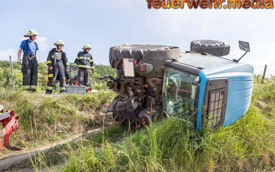 Feuerwehr stellt umgestürzten Traktor wieder auf die Räder