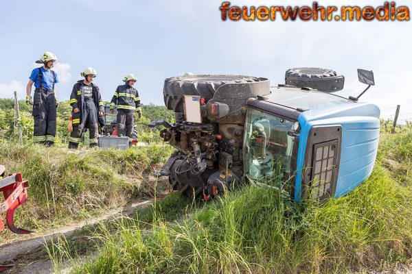 Feuerwehr stellt umgestürzten Traktor wieder auf die Räder