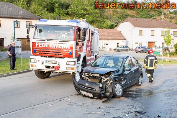 Zweifache Pkw-Bergung nach Unfall auf der L55 in Langenlois