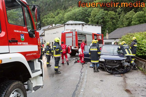 Feuerwehr und Rettungsdienst retten eine verunfallte Person aus einem Unfallfahrzeug