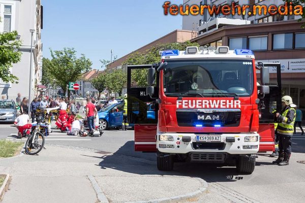 Menschenrettung nach Verkehrsunfall – Moped gegen Pkw