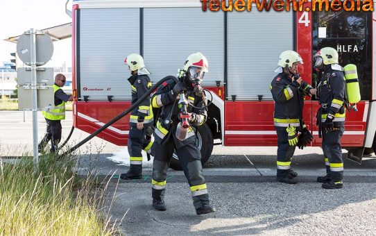 Ersthelfer dämmen Fahrzeugbrand ein - Feuerwehr führt Nachlöscharbeiten durch
