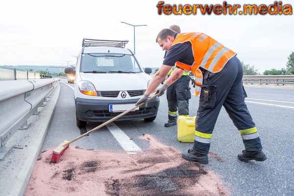 Ölaustritt nach Motorschaden an einem Fahrzeug auf der B37