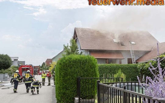 Schweißtreibender Atemschutzeinsatz bei Dachstuhlbrand in Rohrendorf