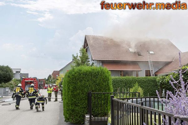 Schweißtreibender Atemschutzeinsatz bei Dachstuhlbrand in Rohrendorf