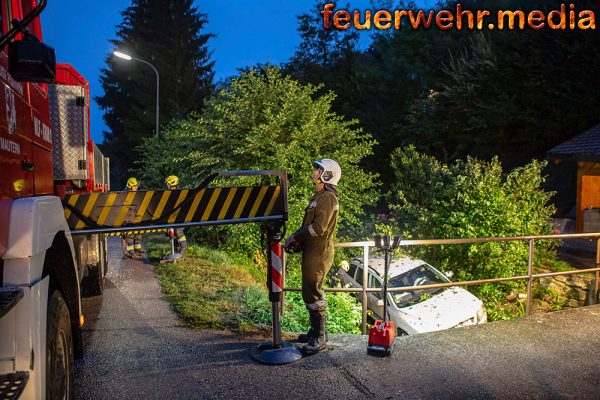 Pkw kommt von der L109 ab und landet im Halterbach