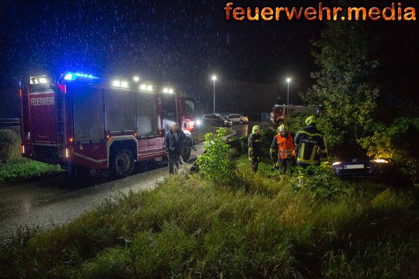 Pkw rutscht im strömenden Regen rückwärts in einen Graben