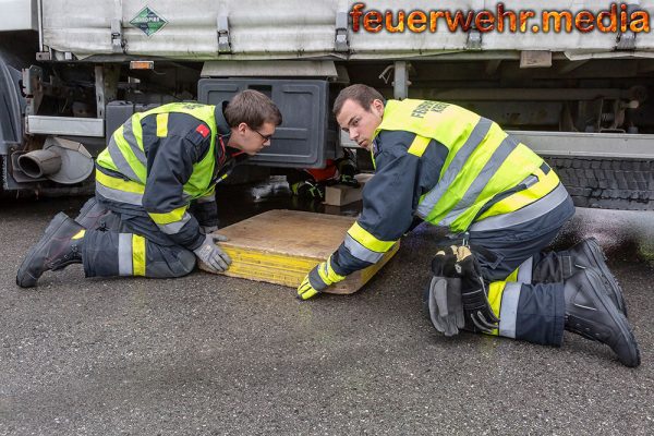 Lkw hängt in einem Entwässerungsgraben fest