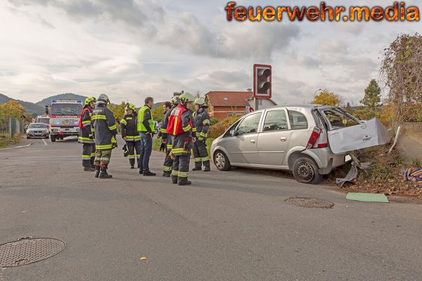 Glück für eine Pkw-Lenkerin – Pkw von Zug erfasst