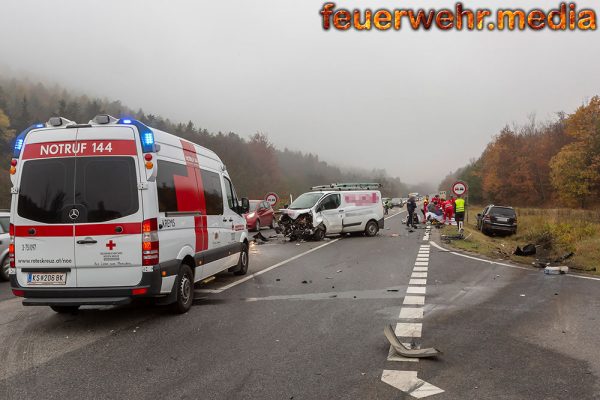 Drei Verletzte nach Frontalzusammenstoß auf der B37