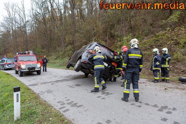 Fahrzeug kippt auf die Beifahrerseite – Mutter und zwei Kleinkinder unverletzt