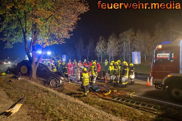 Pkw mit Anhänger fällt auf der B34 einen Baum – Fahrer eingeklemmt