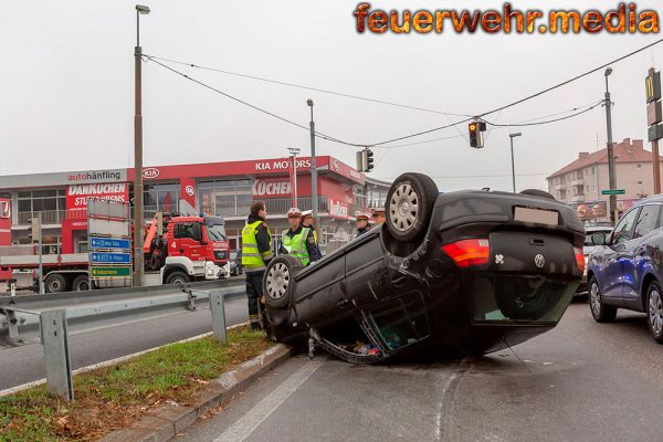 Fahrzeugüberschlag auf der B37 Abfahrt zur Wiener Straße