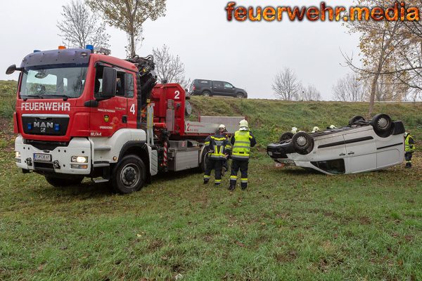 Transporter stürzt von der S5 und landet am Dach liegend in einer Wiese