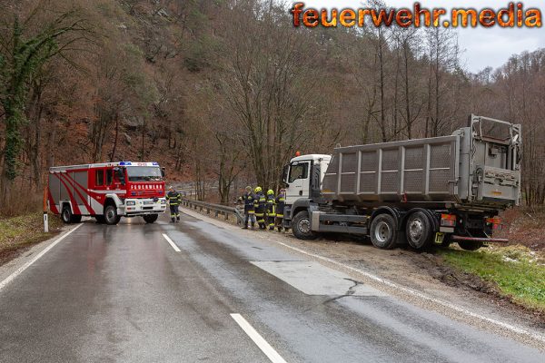 Lkw steckt im Bankett neben der L73 fest