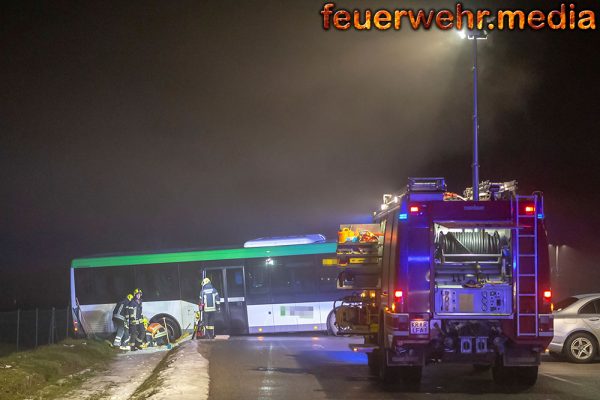 FF Paudorf befreit einen Autobus aus einer misslichen Lage