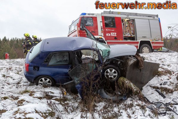 Junger Fahrzeuglenker bei Unfall auf der B37 verletzt