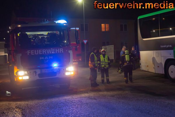 Ersthelfer löschen Brand an einem Autobus in Lerchenfeld