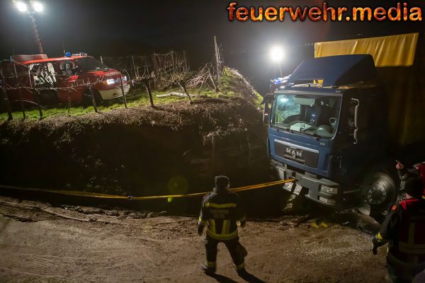 Aufwendige Lkw-Bergung auf einem Güterweg in Hollenburg