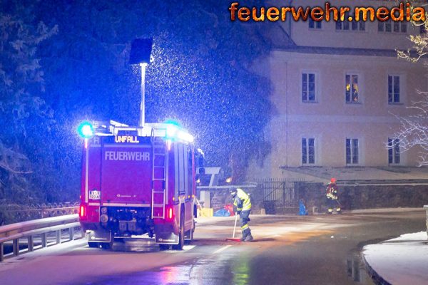 Sportwagen prallt in Rehberg bei Schneetreiben gegen eine Felswand