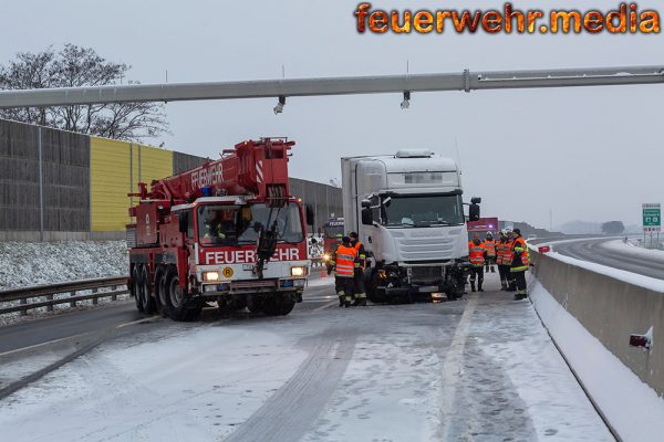 Kranfahrzeug nach Lkw-Unfall auf der S5 im Einsatz