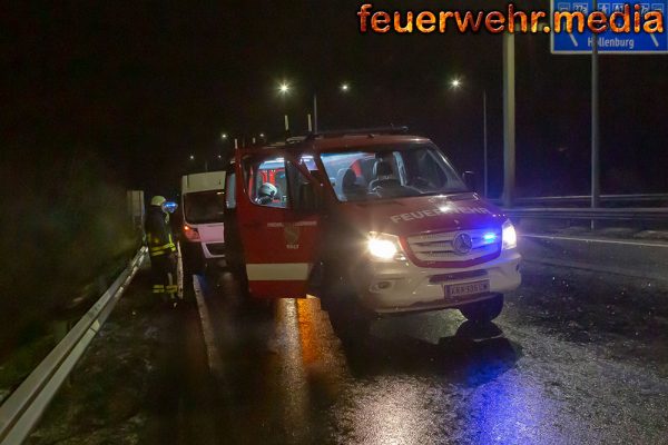 Starke Rauchentwicklung an einem Fahrzeug auf der Donaubrücke