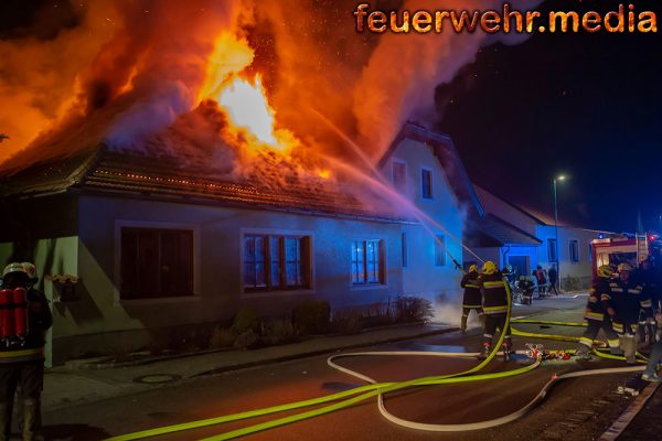 Nächtlicher Wohnhausbrand in Theiss fordert vier Feuerwehren