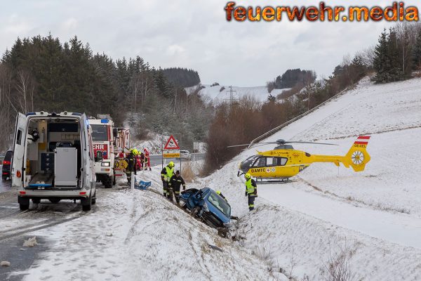 Dichtes Schneetreiben auf der B37 – Pkw kommt von der Straße ab