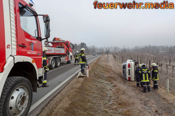 Pkw landet nach Unfall auf der Seite liegend in einem Weingarten