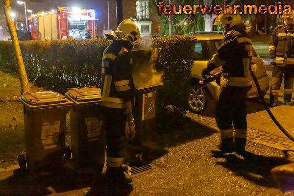 Feuerwehr löscht rauchende Mülltonne