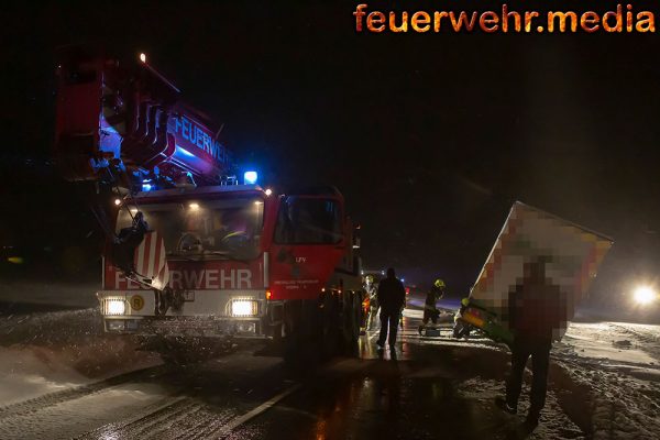 Widrigste Wetterbedingungen bei der Bergung eines Lkws auf der L55