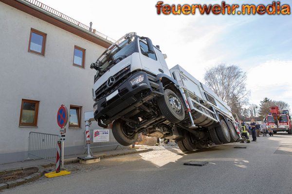 Kran Krems unterstützt bei der Bergung einer umgekippten Betonpumpe