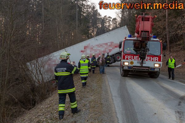 Kran Krems bei Lkw-Bergung in Liebnitz im Einsatz