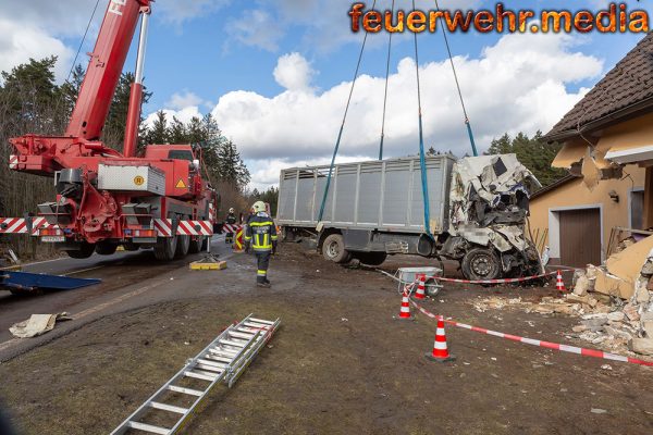 Lkw prallt auf der B5 gegen ein Wohnhaus